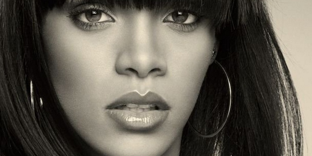 Rihanna Brings Eye-Popping Sets To 'Saturday Night Live'